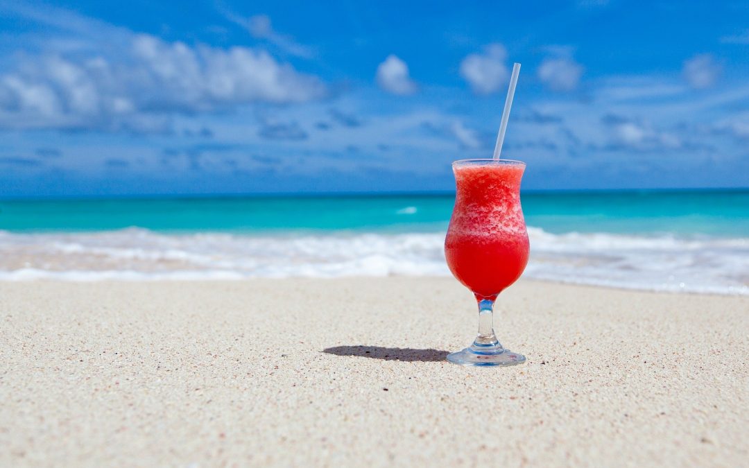 Rød cocktail på stranden om dagen