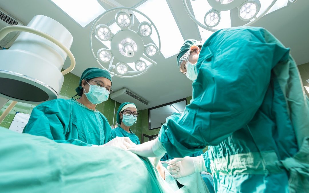 3 kirurger opererer